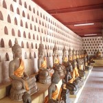 Intérieur du plus vieux temple de la ville, le vat Sisaket décoré de miliers de bouddhas