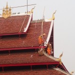 Moines entretenant un temple