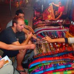 Retour au marché de nuit pour acheter de l'alcohol de serpent