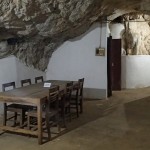 Salle de réunion dans une grotte