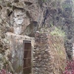 Entrée d'une des grottes avec mur anti-missie