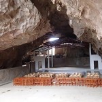 Salle de spectacle aménagée dans la roche