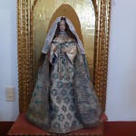 Statue de la Vierge Marie, habillée des riches robes portées par les jeunes filles à leur entrée au couvent