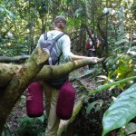 En chemin pour aller passer la nuit dans la jungle sous une tente