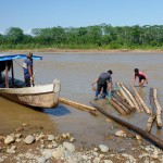 Construction d'un radeau pour faire du rafting jusqu'au lodge